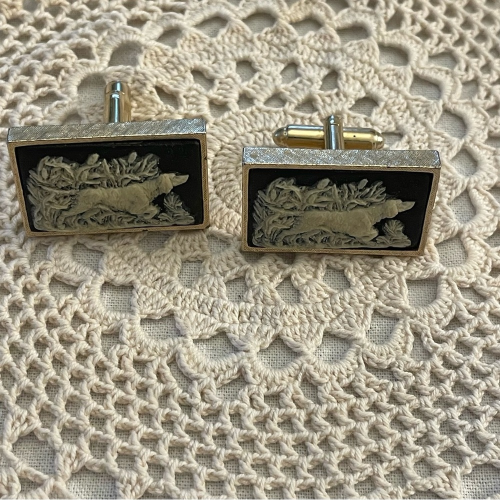 Hunting dog cuff links